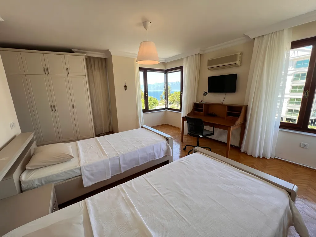 Spacious luxury waterfront flat