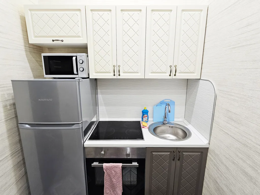 Третий дом возле главного жд вокзала и автовокзала