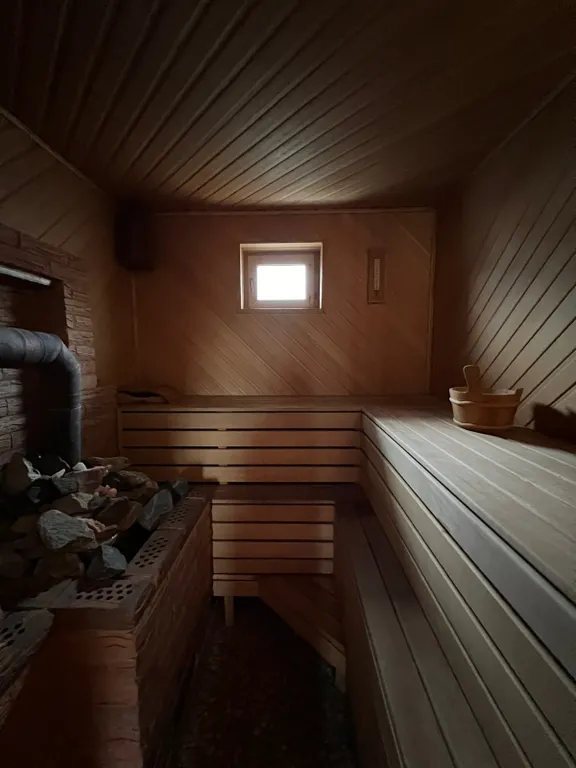 Деревянный коттедж с баней на берегу реки