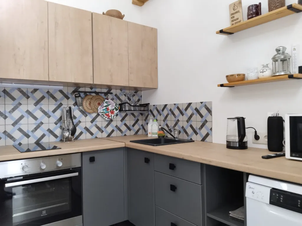 Уютный дом с панорамными окнами в пол