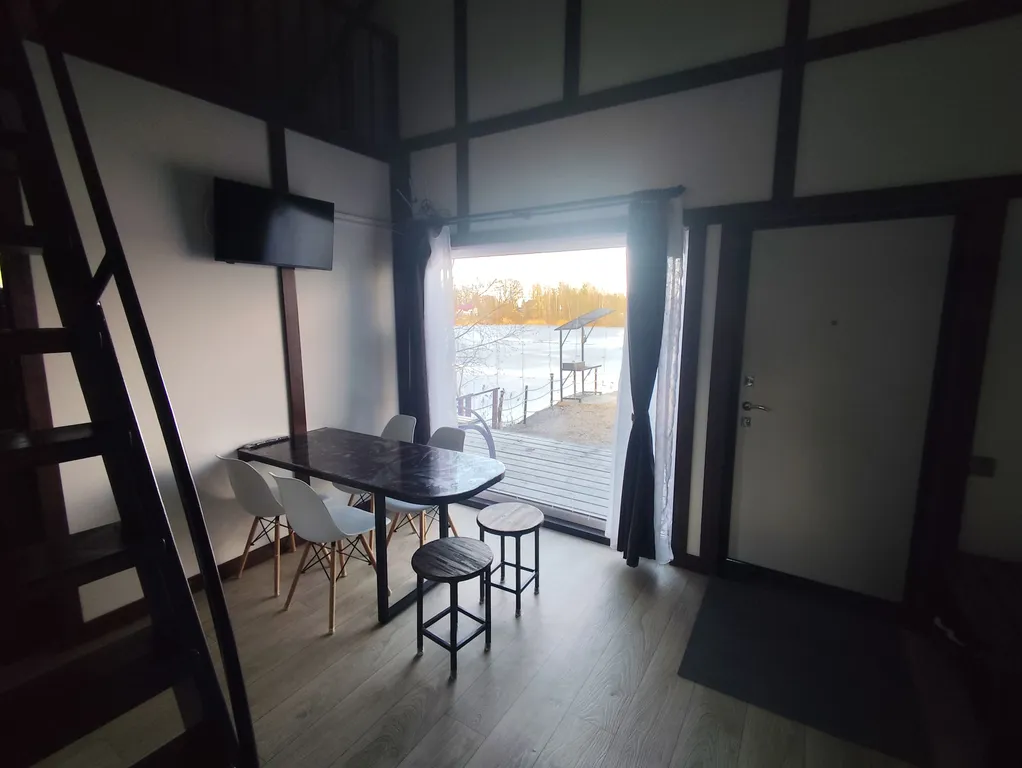 Дом на берегу озера