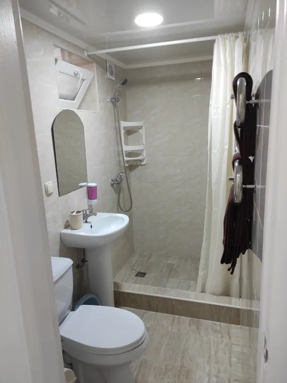 Индивидуальные номера на земле в уютном дворике