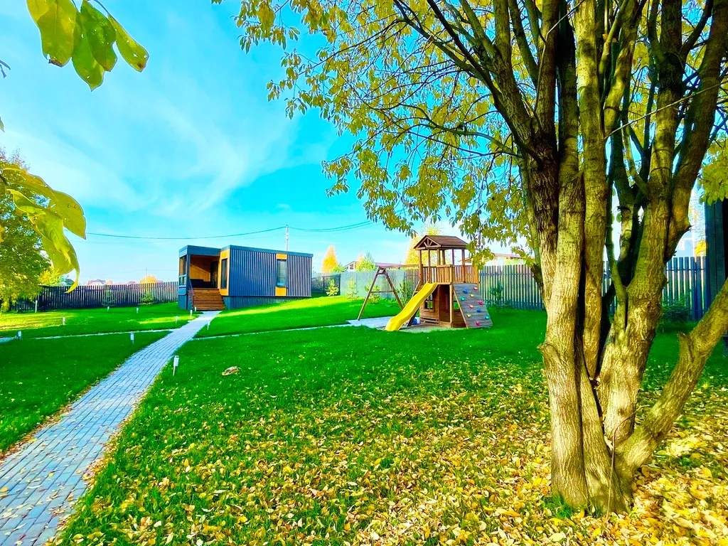 Дом Благодать у пруда с панорамными окнами