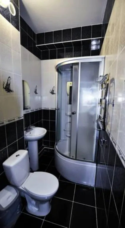 Номер с большой кроватью и собственной ванной комнатой