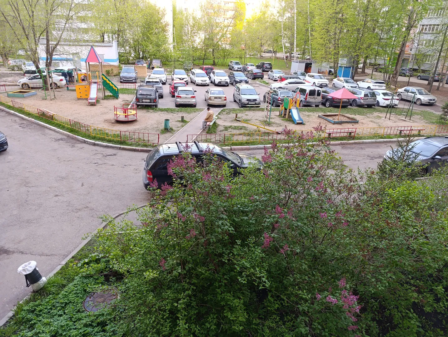Вид из окон (оба окна выходят во двор, на восток)