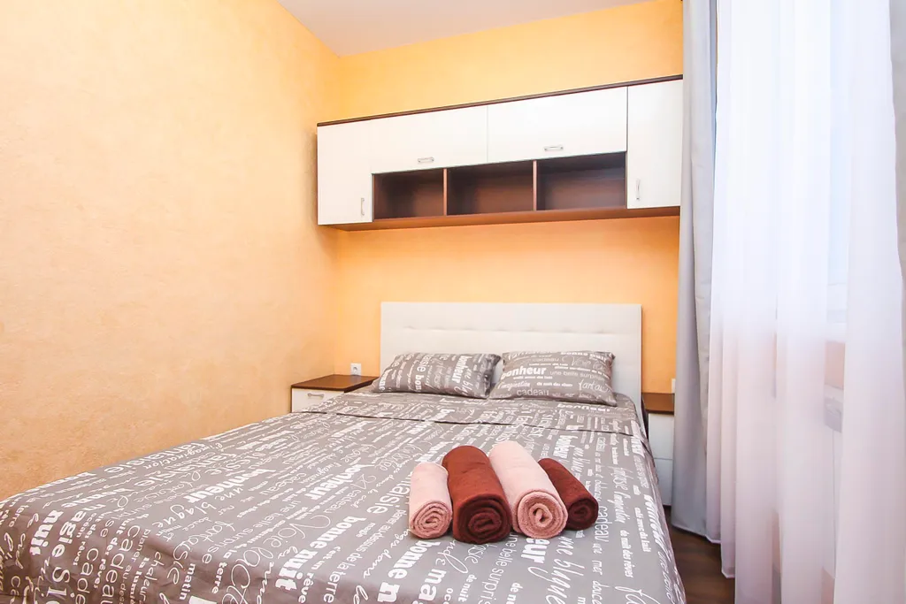 2 комнатная квартира возле тц Аура