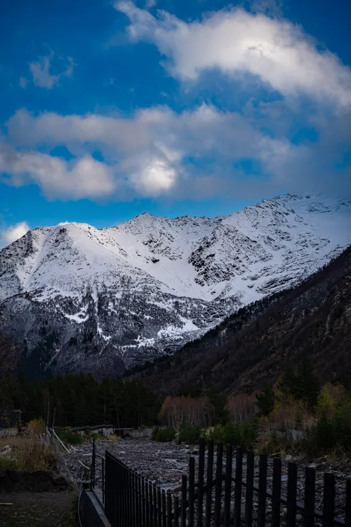 Двухэтажный A-Frame дом у реки Гарабаши с видом на горы