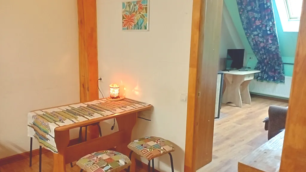 На берегу озера с лебедями, в центре, с камином и антресольным этажом