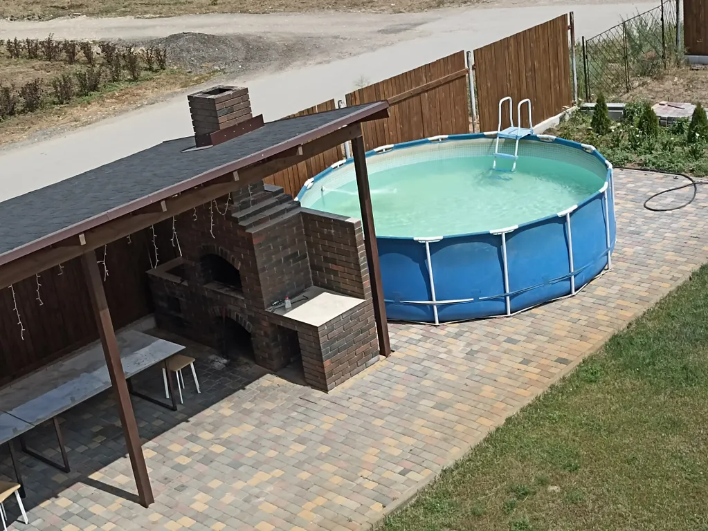 Уютный дом с зеленой лужайкой