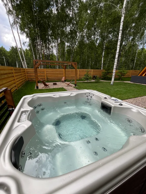 Просторный треугольный дом с джакузи