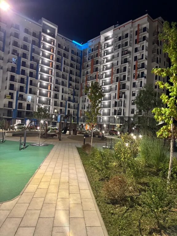 Уютная новая квартира с дизайнерским ремонтом с изолированной спальней