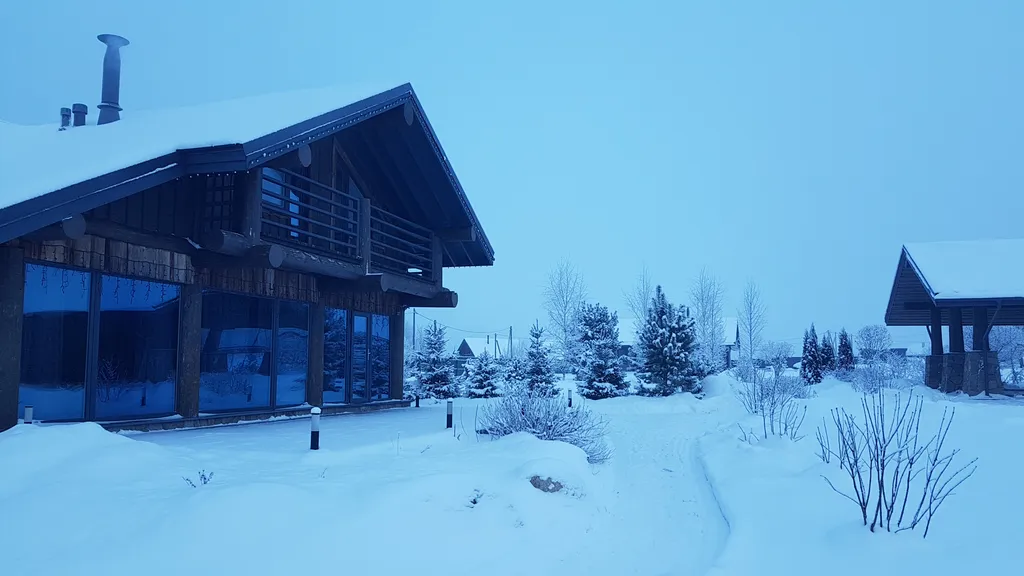 Большой дом с камином и террасой