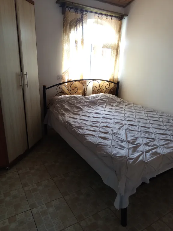 Квартира Комфортный номер для большой семьи со спальной антресолью — аренда посуточно в Орджоникидзе