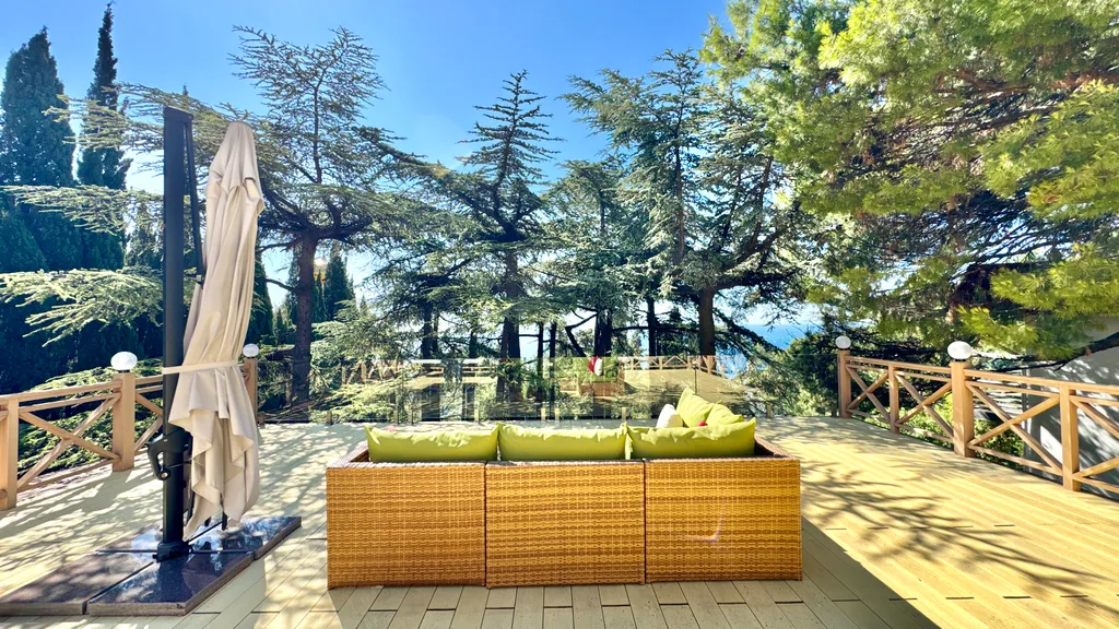 Дом у моря с личным парком, бассейном и сауной