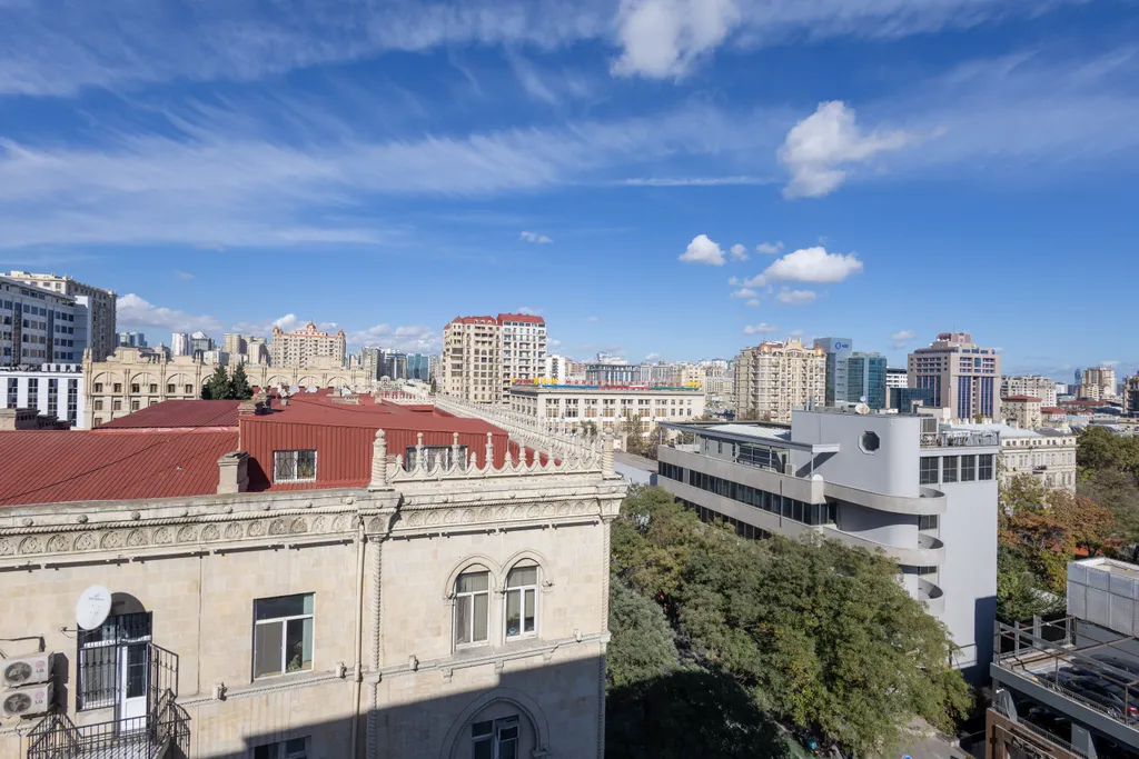 Апартаменты с видом на торговую улицу