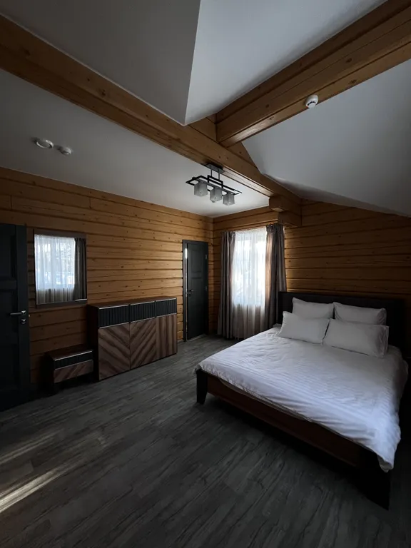 Усадьба в лесу с видом на горы