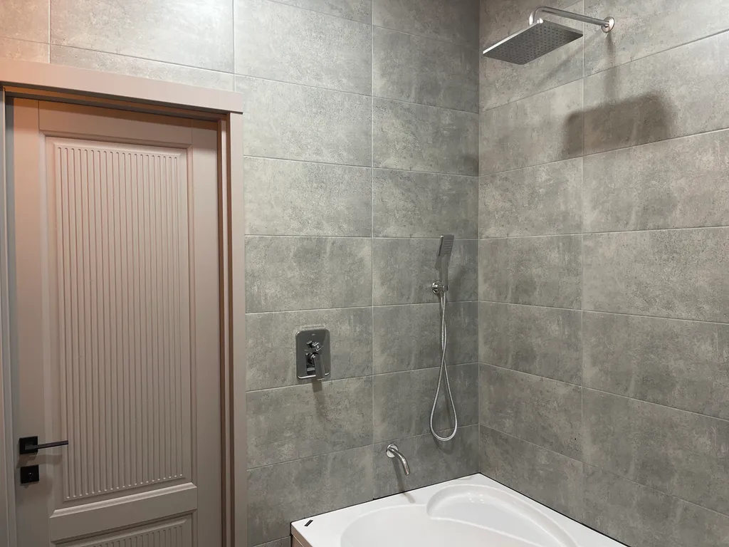 Stylish apartment with mountain and metro views