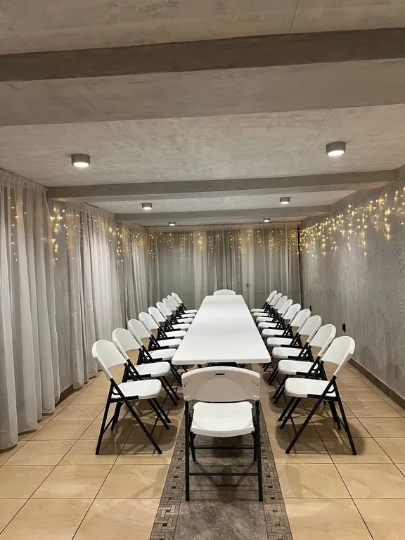 Большой дом с баней, бассейном и видом на озеро