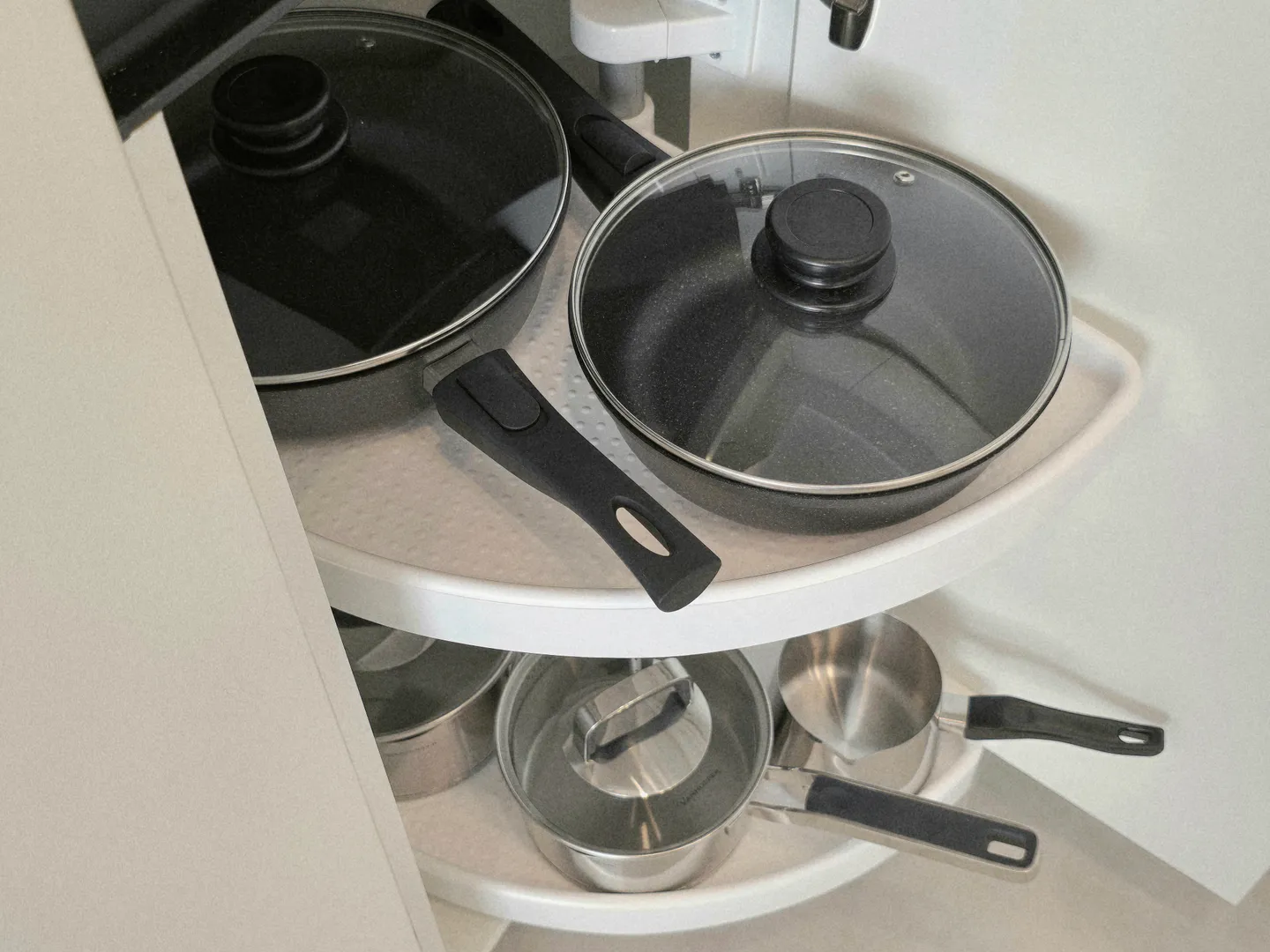 Сковороды со съёмными ручками будут полезны при готовке в духовке, кастрюли разных размеров и большая турка