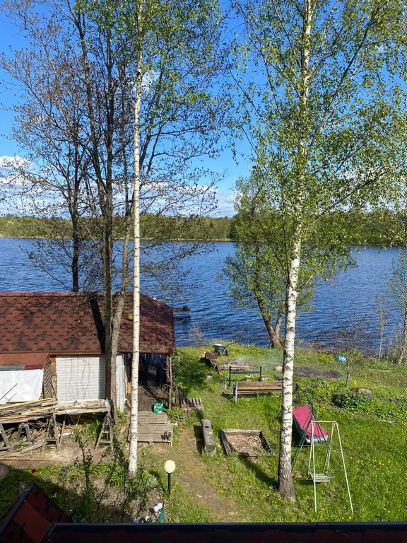 Дом на берегу озера