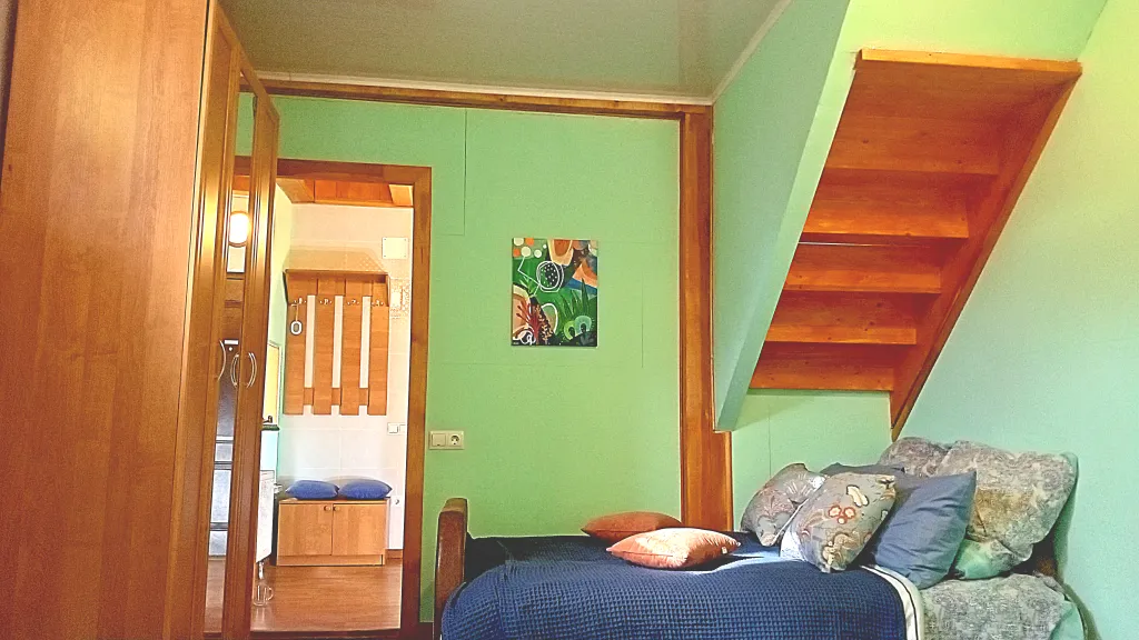 На берегу озера с лебедями, в центре, с камином и антресольным этажом