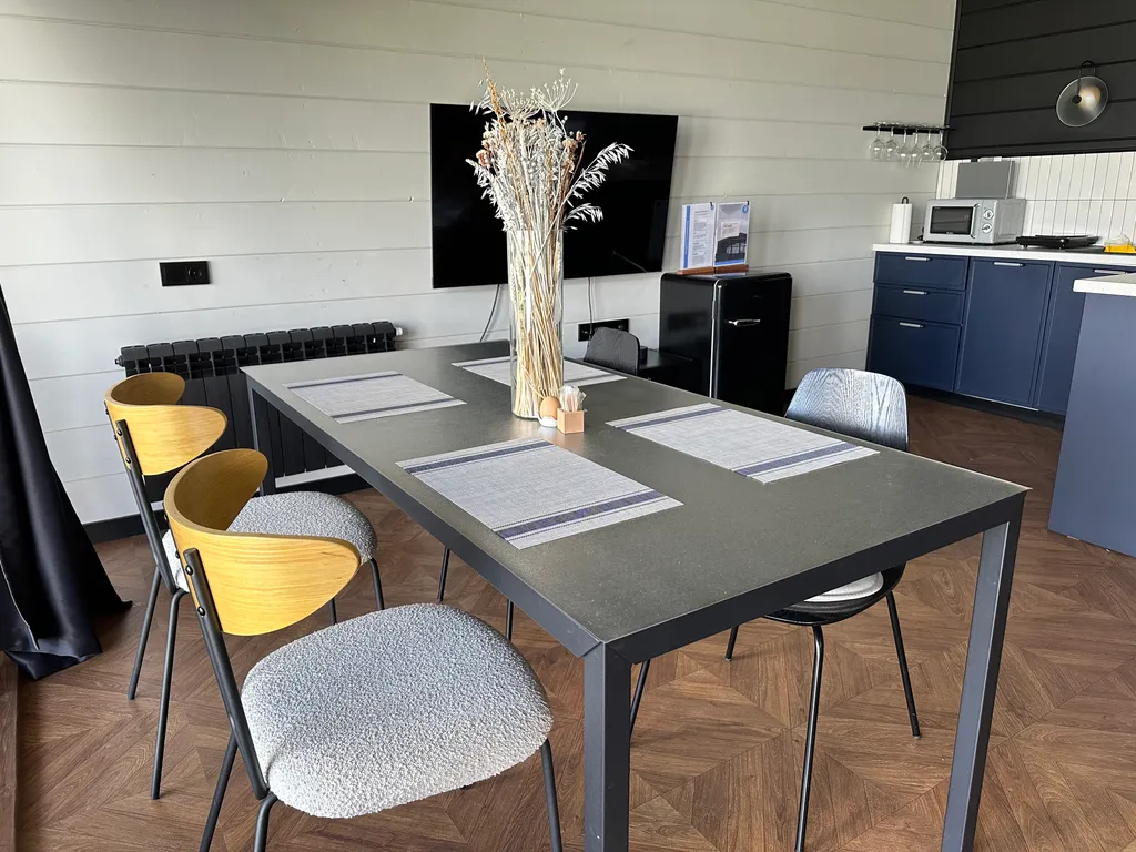 Стильный современный дом для отдыха на природе