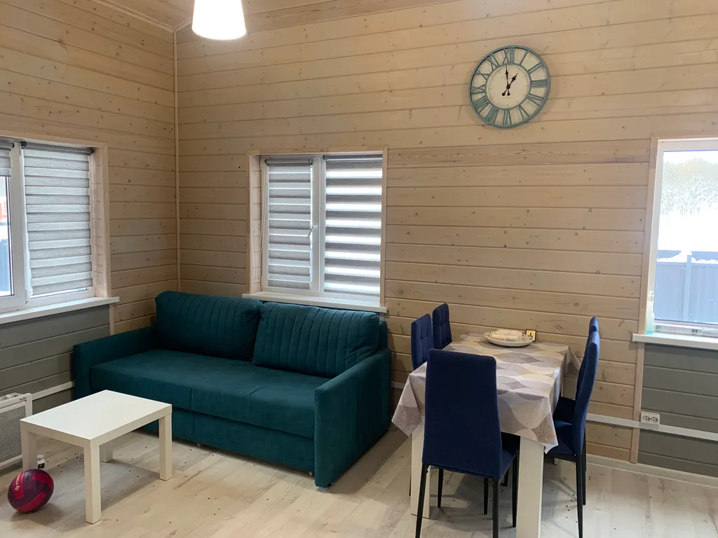 Два новых дома на большом участке с лесом