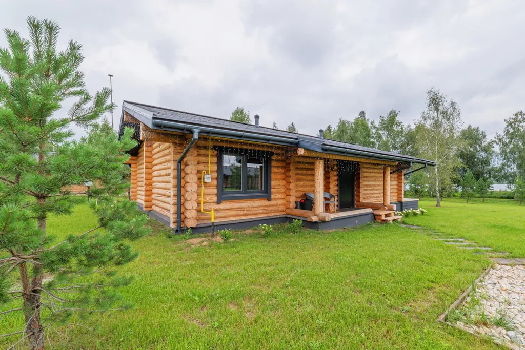 Уютный дом на берегу большого озера