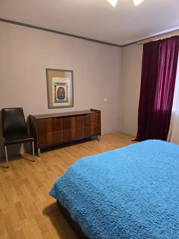 В самом центре города около рынка