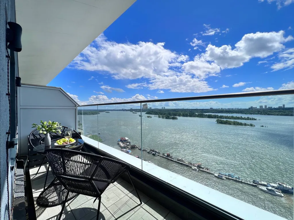 Шикарная студия с террасой и видом на реку