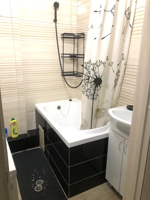 Светлая уютная студия в новом доме с новой мебелью