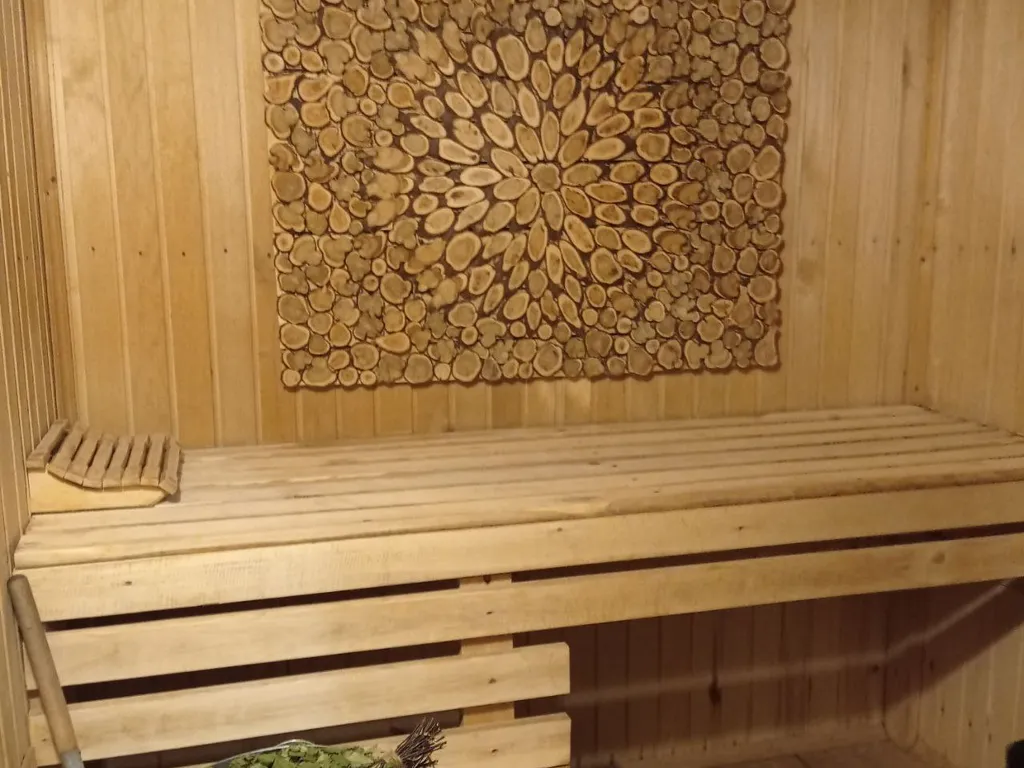 Дом с баней и чаном у леса