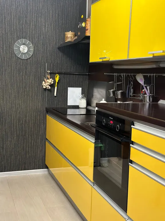 "7 дверей"  85 м. кв. трехкомнатная квартира с видом на Волгу