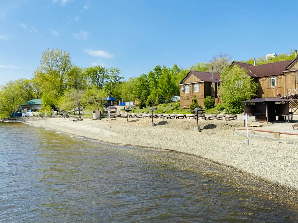 Уютный дом у реки с мангалом