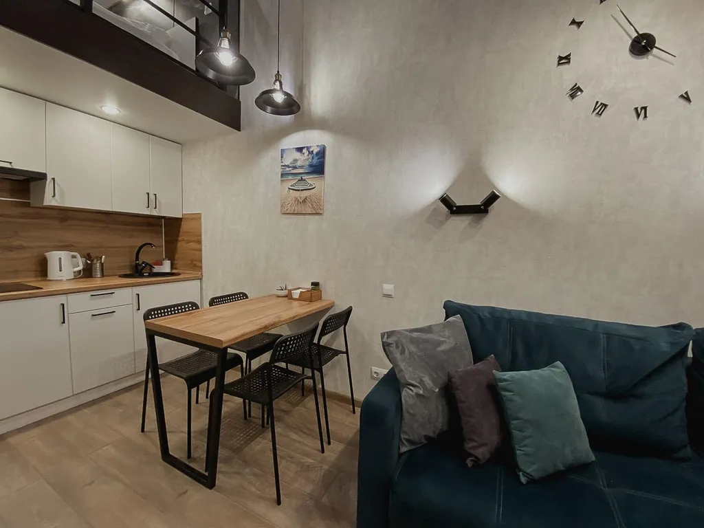 Дизайнерская двухуровневая квартира с панорамными окнами