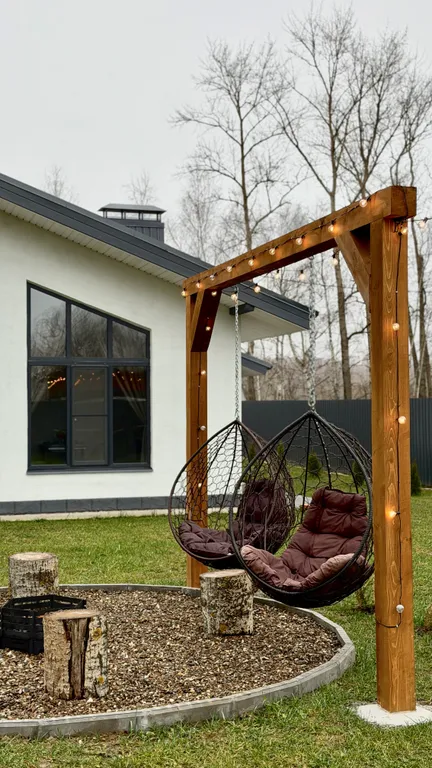 Уютный дом с панорамными окнами рядом с озером