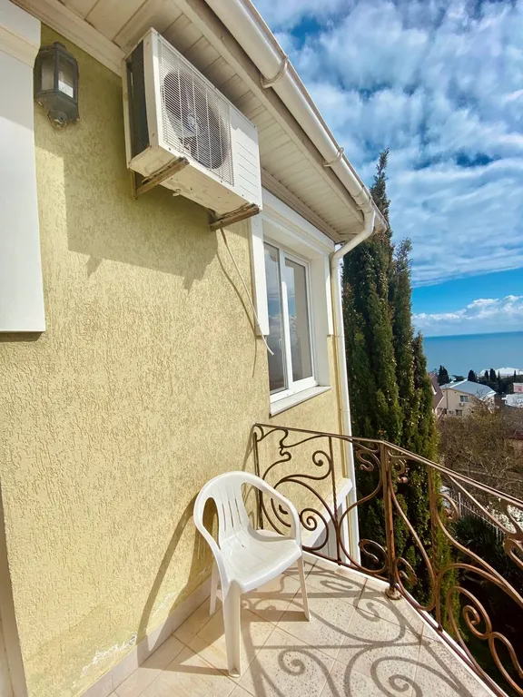 Комнаты с видом на море и горы