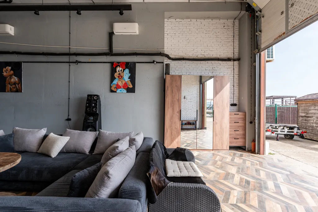 Эллинг на берегу моря