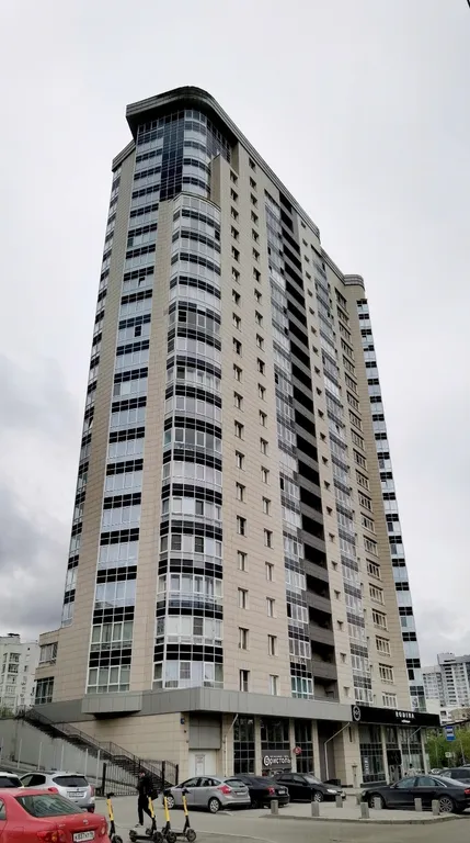 Видовая квартира с панорамным окном в центре