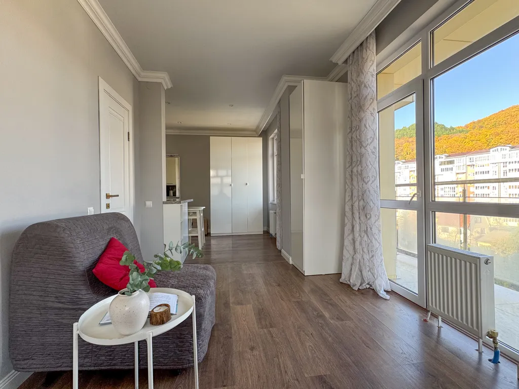 Квартира-студия с балконом у реки