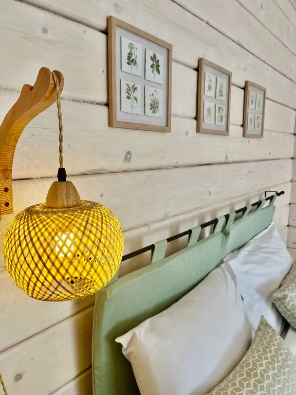 Просторный новый дом на берегу озера у родника