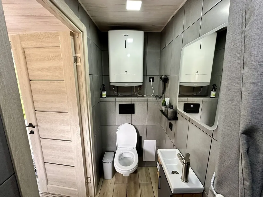 Домик в тихом и спокойном месте в окружении леса