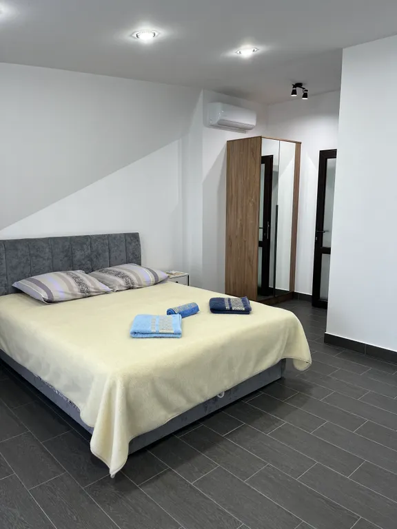 Эллинг на берегу моря