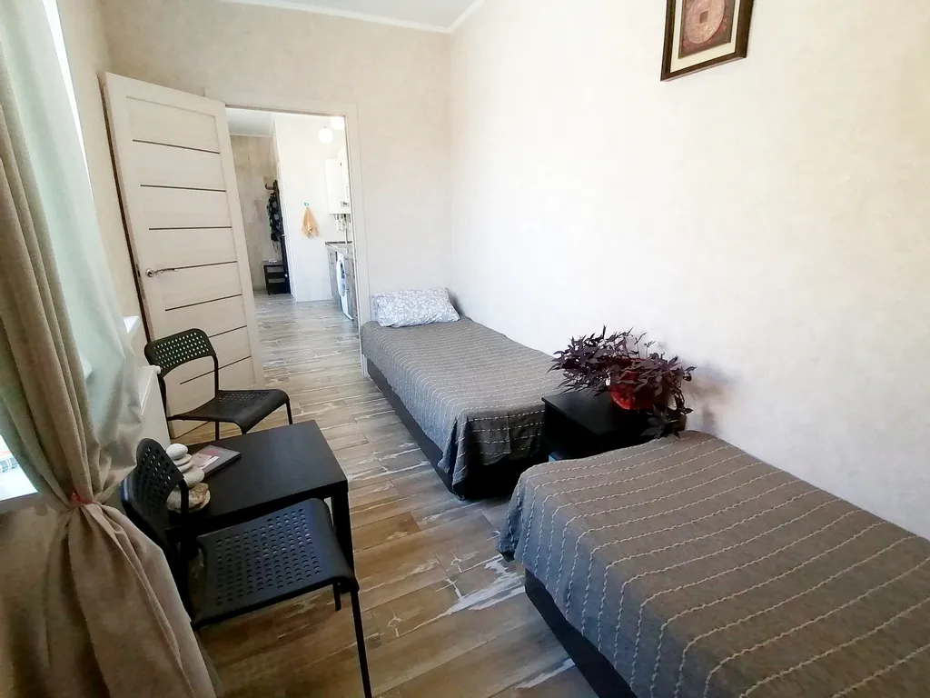 Двухкомнатный современный отдельный дом со своим двором и парковкой