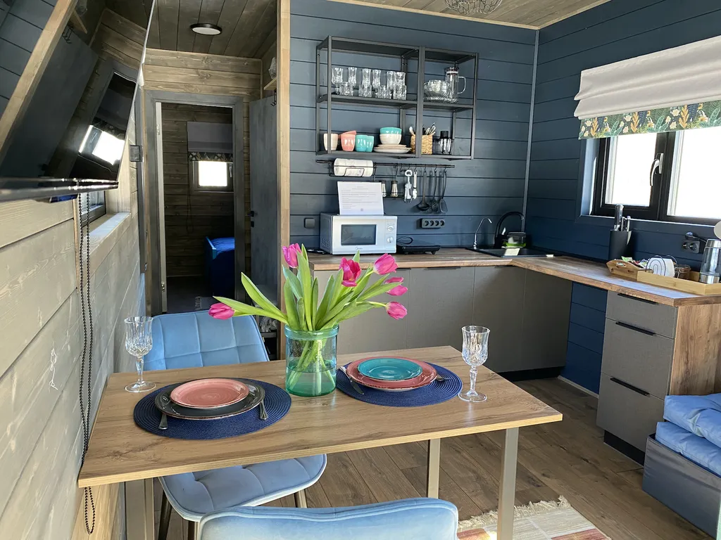 Домик ЧЕРНИКА. Большой пруд с пляжем в глэмпинге "Усадьба Ягодное".