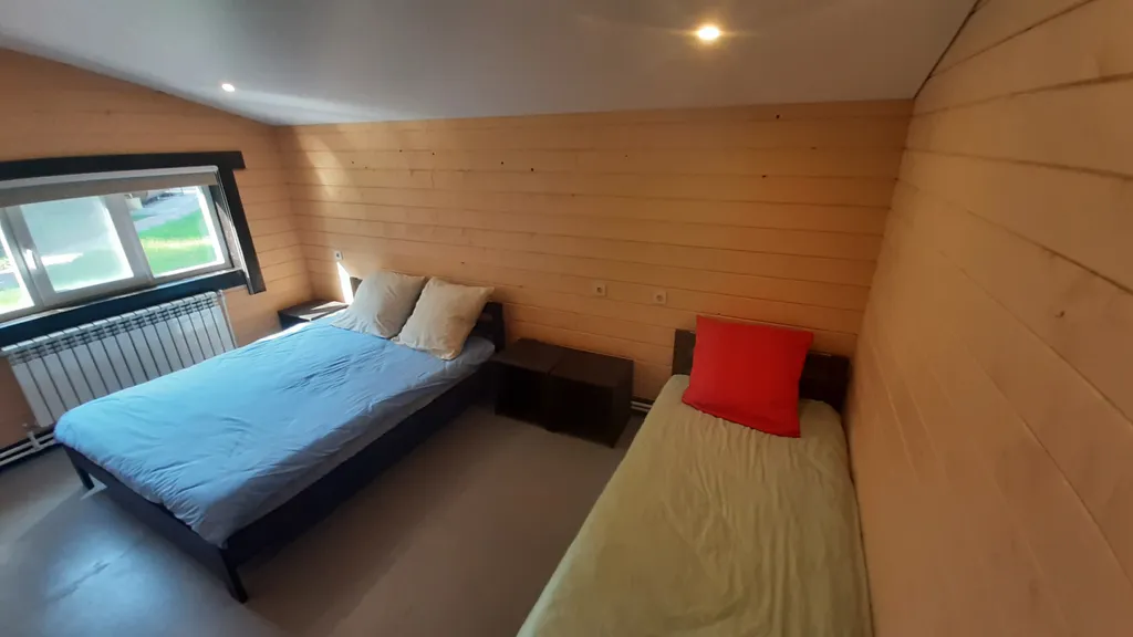 Новые деревянные дома в предгорье Уральских горберегу 3 рек