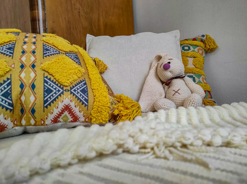 Уютный дом с беседкой у реки в тихом месте