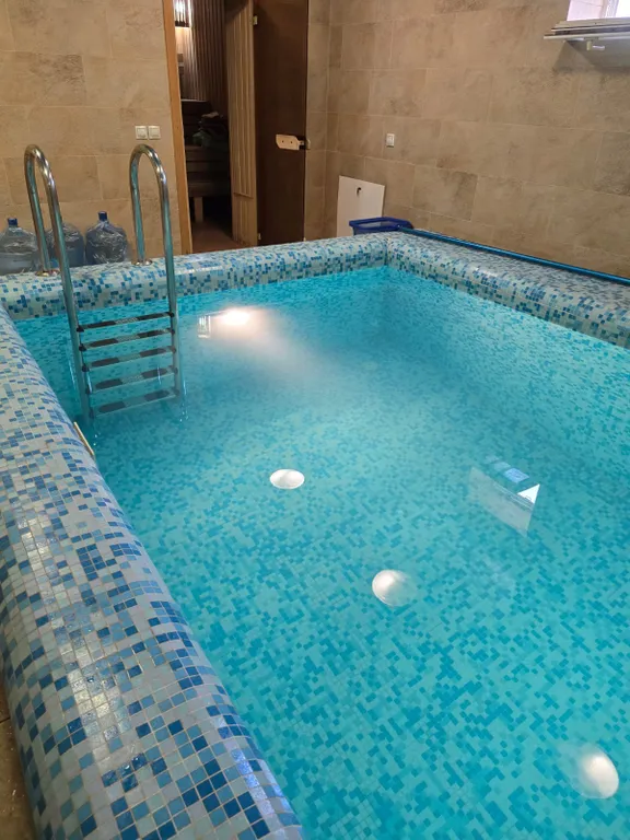 Дом с бассейном