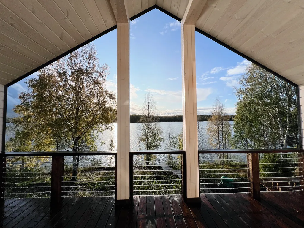 Уютный и стильный коттедж на берегу озера