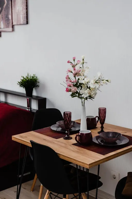 Новая просторная дизайнерская квартира с высокими потолками